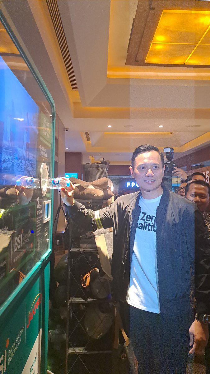 plasticpay's tweet photo. Terimakasih kepada FPCI yang telah mengundang Plasticpay untuk turut serta dalam event Indonesia Net Zero Summit serta menghadirkan RVM sebagai bentuk komitmen kami dalam mengatasi masalah limbah plastik dan berkontribusi pada pencapaian target netralitas karbon. https://t.co/Gn7o5t3qZO