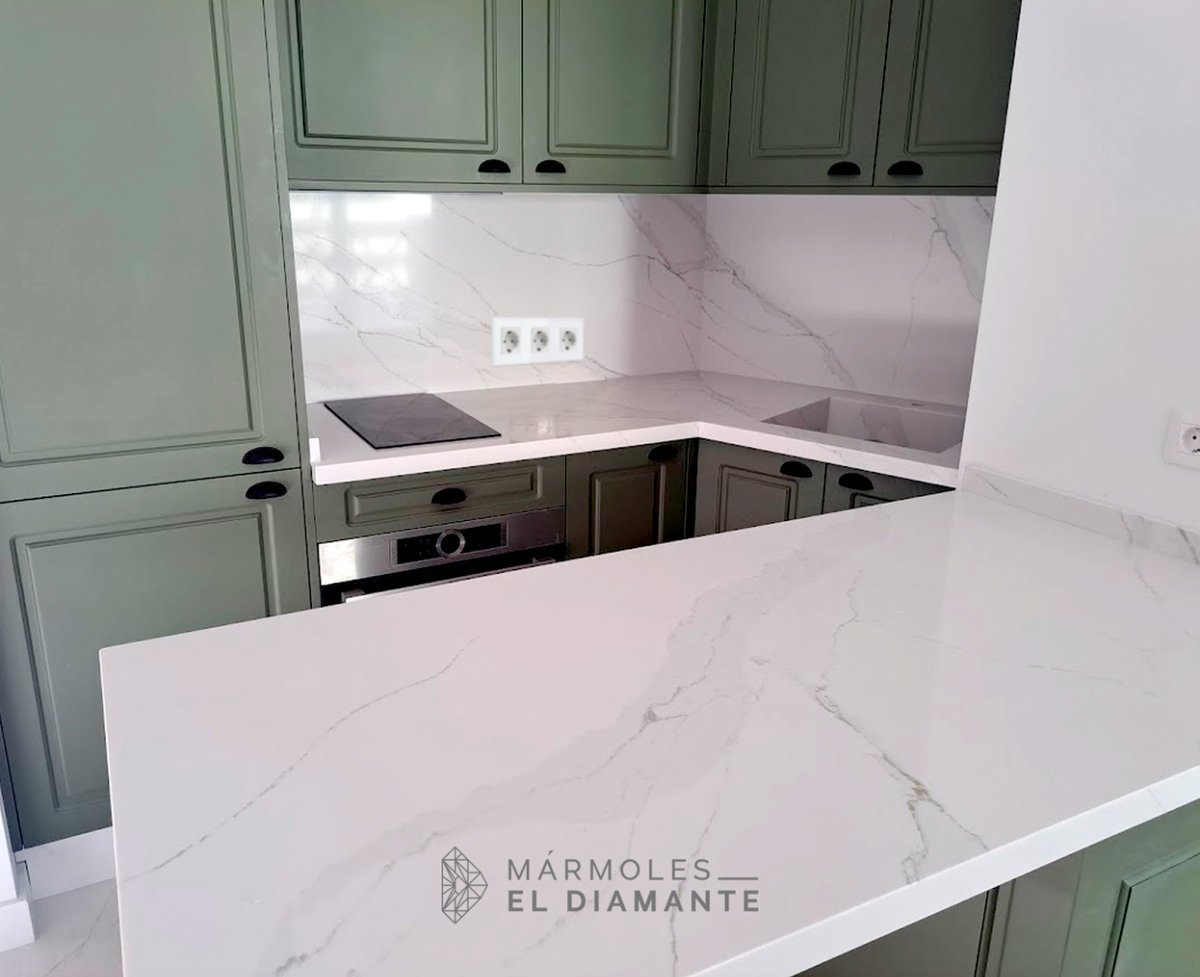 💎 ¿Sabías que la gama Silestone incluye una gran abanico de colores con vetas que imitan el mármol natural? Así queda para en esta encimera y aplacado en esta cocina en "U" con mobiliario en tonos verde suave.

#Silestone #Encimeras #Cocina #TuExpertoenEncimeras #InteriorDesign