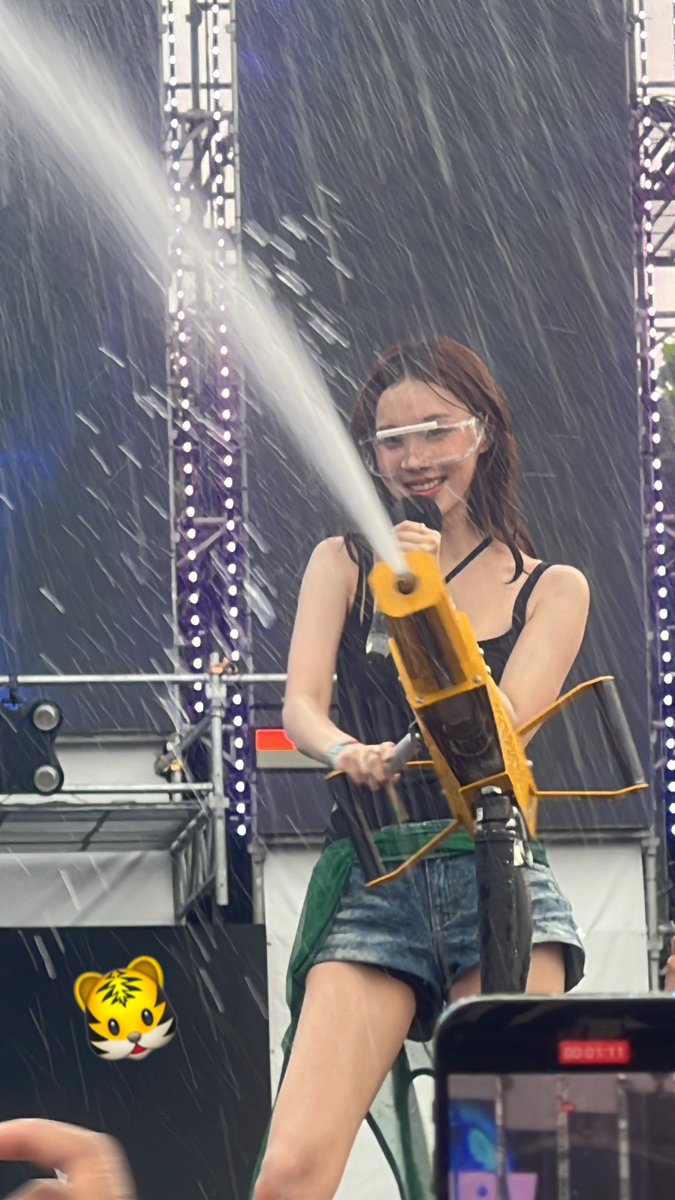 Shiery501's tweet photo. 😽 #WINTER #WINTERBomb #aespa #WATERBOMB https://t.co/O02W0ZDUzA