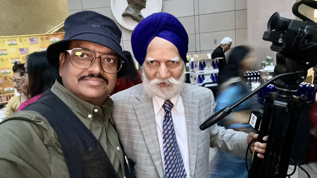 PankajTomarS's tweet photo. ये हैं 78 साल के सरमुख सिंह मानकू जी , वाशिंगटन में टीवी एशिया में बतौर फ्रीलांस कैमरामेन काम करते हैं। इस उम्र में महीने में 15 दिन काम कर��े 4 हज़ार डॉलर कमा लेते हैं। कहने का मतलब ये है कि हम कैमरामेन बुड्ढे नहीं होते 
😃 https://t.co/lNqFm8QoTA