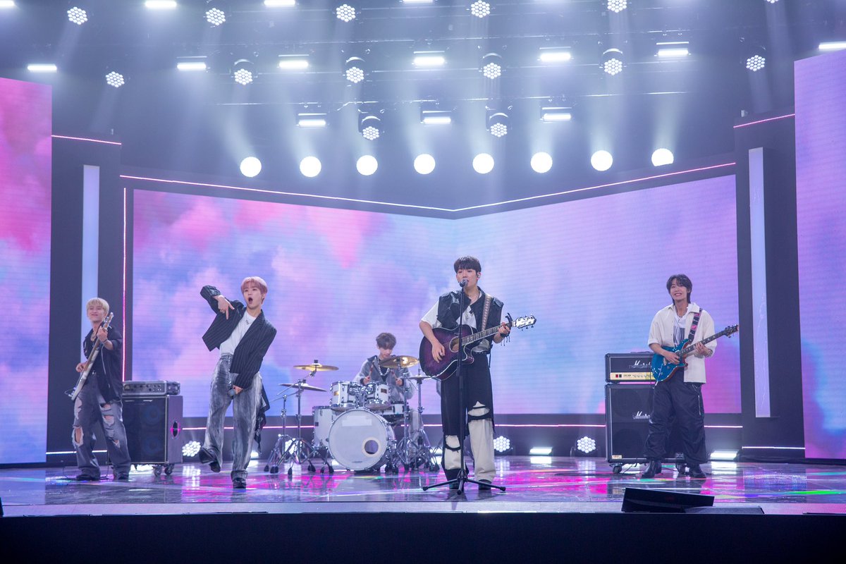Kpop_Herald's tweet photo. [Showcase] @HFU_official performs its debut single "Over the Rainbow!" This track was produced by Jung Yonghwa, the leader of the band @official_CNBLUE. The energetic and bright song is a perfect fit for this young boy band! 🦄 #HiFiUnicorn #OvertheRainbow #하이파이유니콘 https://t.co/SzliwEqJJa