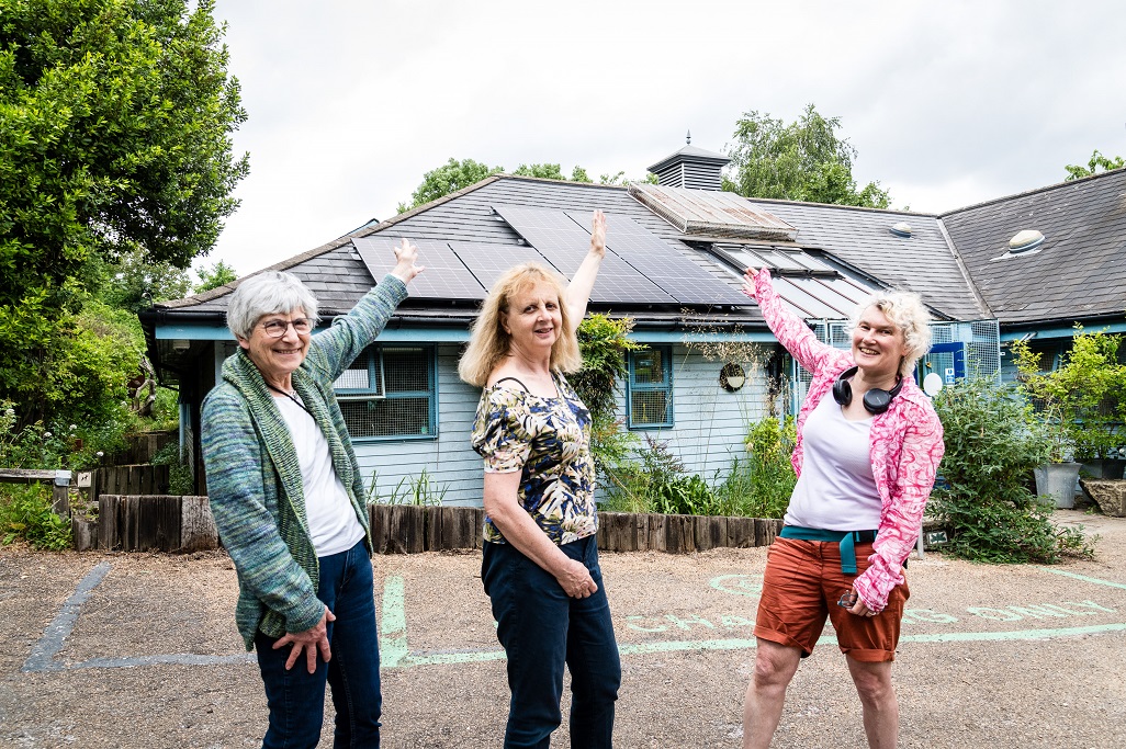 IslingtonBC's tweet image. We’re installing more than TWO HUNDRED solar panels on council buildings!  🌿🎉  

Between them, they’ll save 18 tonnes of carbon dioxide per year – enough to drive a diesel car from the Emirates Stadium to John O’Groats 91 times. Find out more #LCAW2023 (1/3)