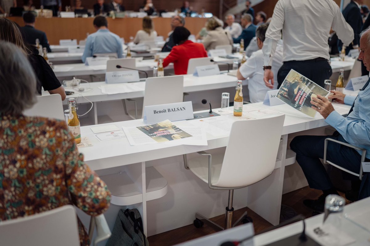 Distribués ce matin à tous les élus régionaux de Normandie. 

Quenelles, « blagues » antisémites, liens avec les islamistes : voilà qui est <a href="/Medinrecords/">Médine</a> ! 

Financé par la <a href="/RegionNormandie/">Région Normandie</a>. 
Soutenu par la gauche normande. 

#CRNormandie