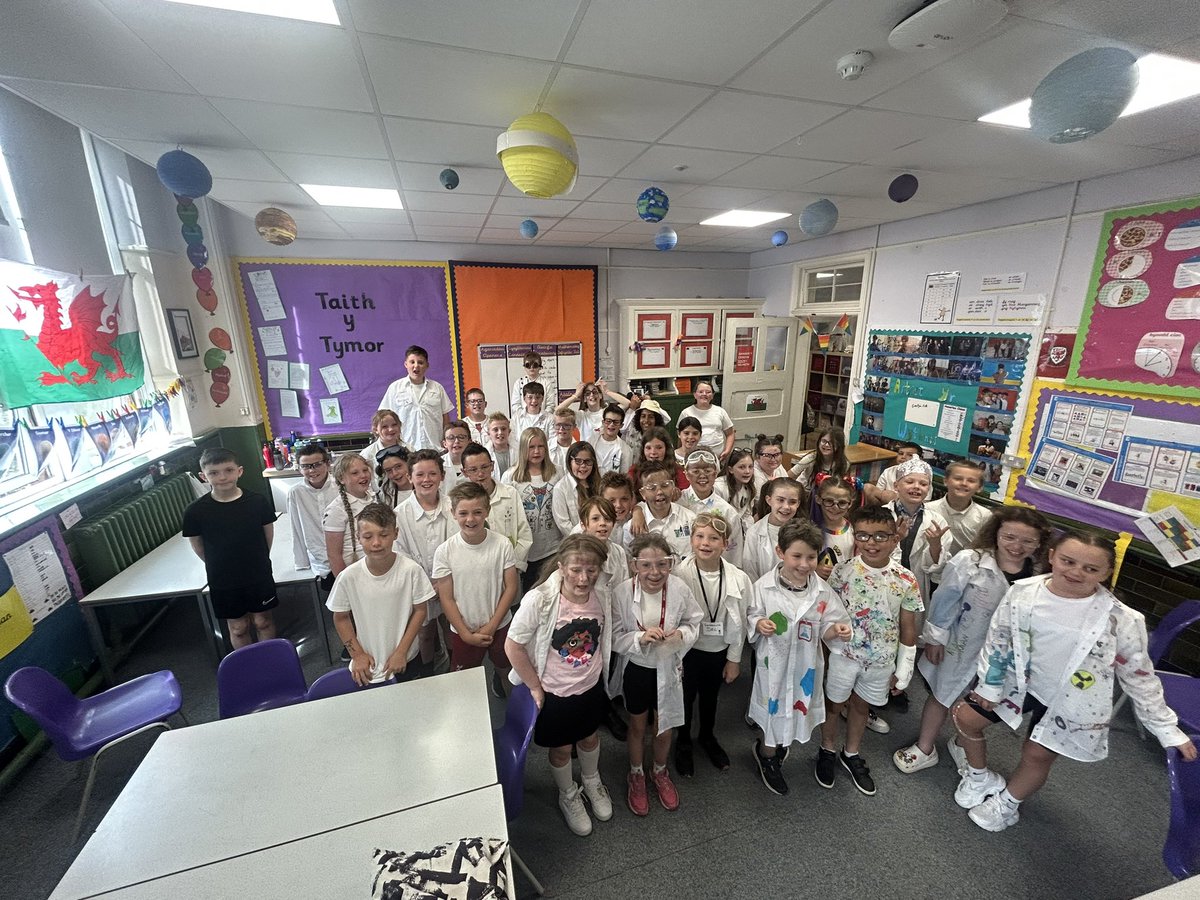 Mr Llwyd tweet media