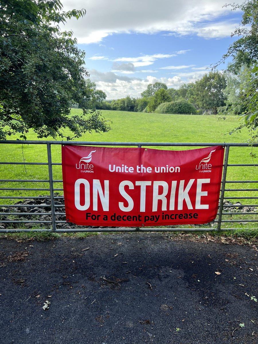 UniteunionNI's tweet image. Langford Lodge workers in Crumlin out on the picket line this morning on the first day of strike action for a fair pay increase ✊ #JobsPayConditions