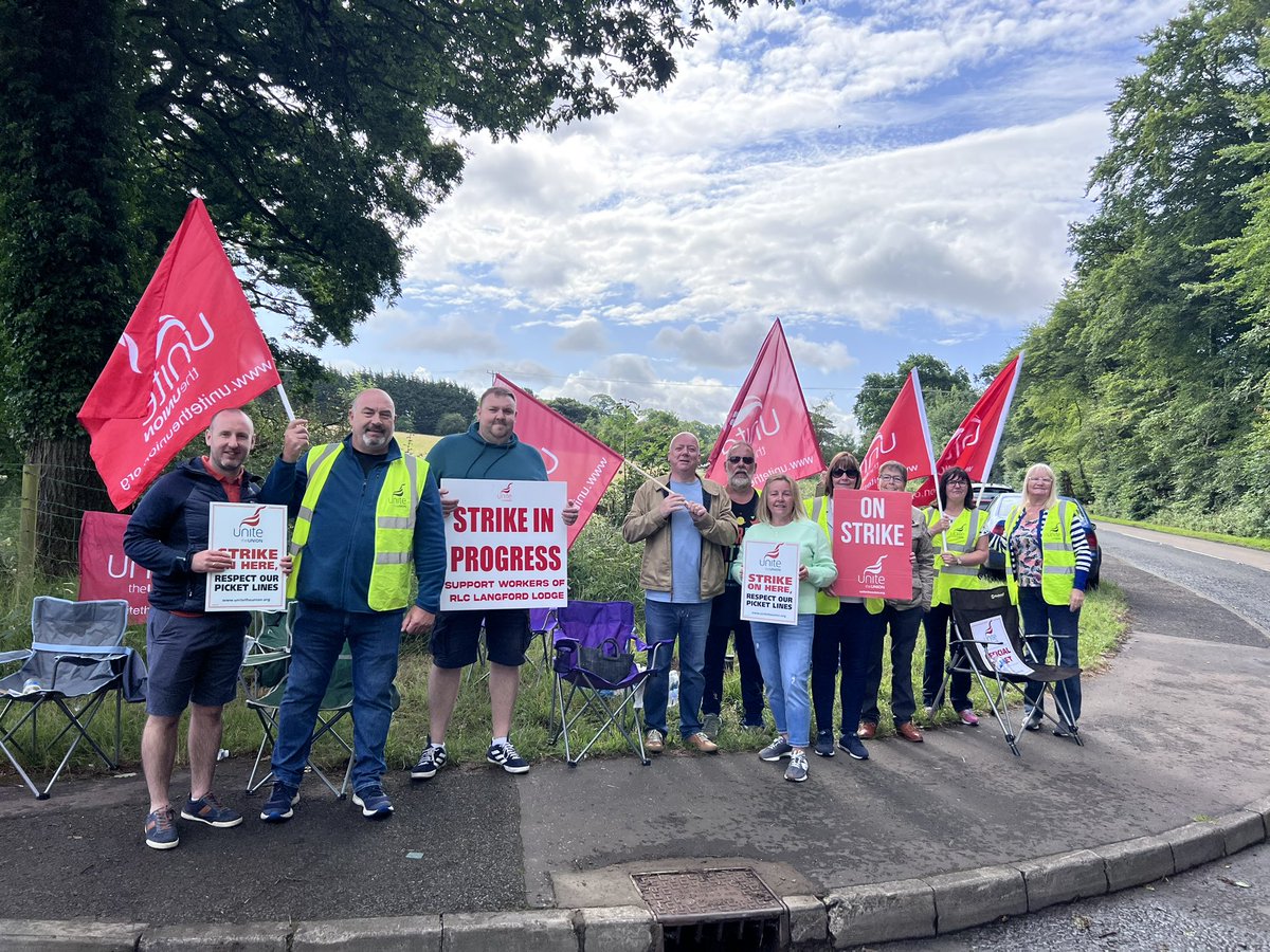 UniteunionNI's tweet image. Langford Lodge workers in Crumlin out on the picket line this morning on the first day of strike action for a fair pay increase ✊ #JobsPayConditions