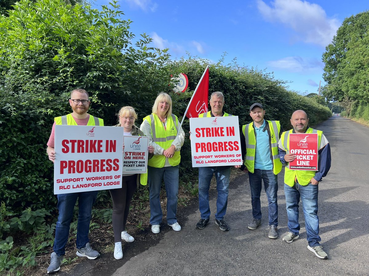 UniteunionNI's tweet image. Langford Lodge workers in Crumlin out on the picket line this morning on the first day of strike action for a fair pay increase ✊ #JobsPayConditions
