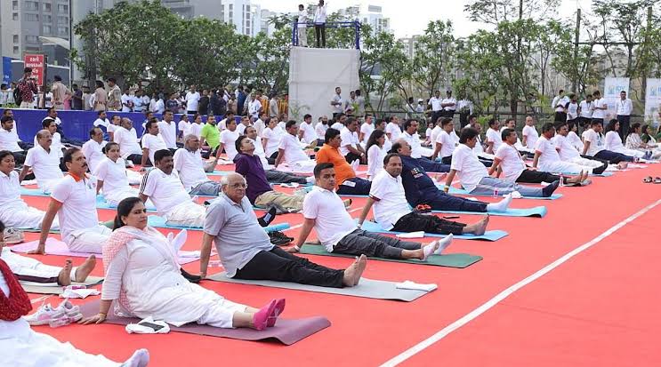 BSNL_GJ's tweet photo. BSNL Surat Team took the challenge by providing 100 Wi-Fi Acess points in a 12 km area on #InternationalDayofYoga. 1.53 Lakh people participated in Yoga event held on 21.06.2023. Thanks to Govt. of Gujarat for entrusting BSNL with the Wi-Fi services. #BSNLforNation
#IDY2023 https://t.co/9iZHcXEqUy