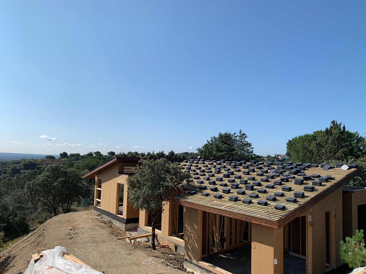 El pasado jueves 22 tuvimos el placer de recibir a  18 alumnos de la escuela profesional dual de Empleo “ Juan Gutiérrez Ramos“ de #Plasencia, de un módulo de construcción con #madera y #Carpintería, vieron la construcción que estamos ejecutando en Valdemorillo (Madrid). Gracias!