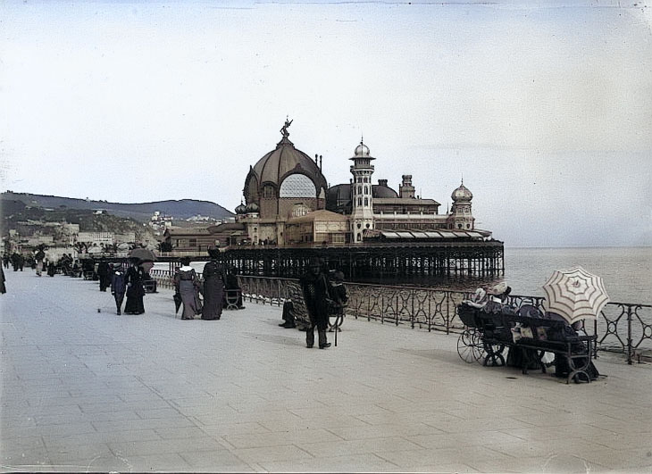 Connaissez-vous ces bâtiments  ?

Probablement pas, et pour cause : ils ont été détruits. Je me suis amusé à créer un filtre dans Around.Us  qui liste les monuments disparus.
Ici, la Jetée-Promenade de Nice,  détruite pendant la guerre en 1944  - 1/4