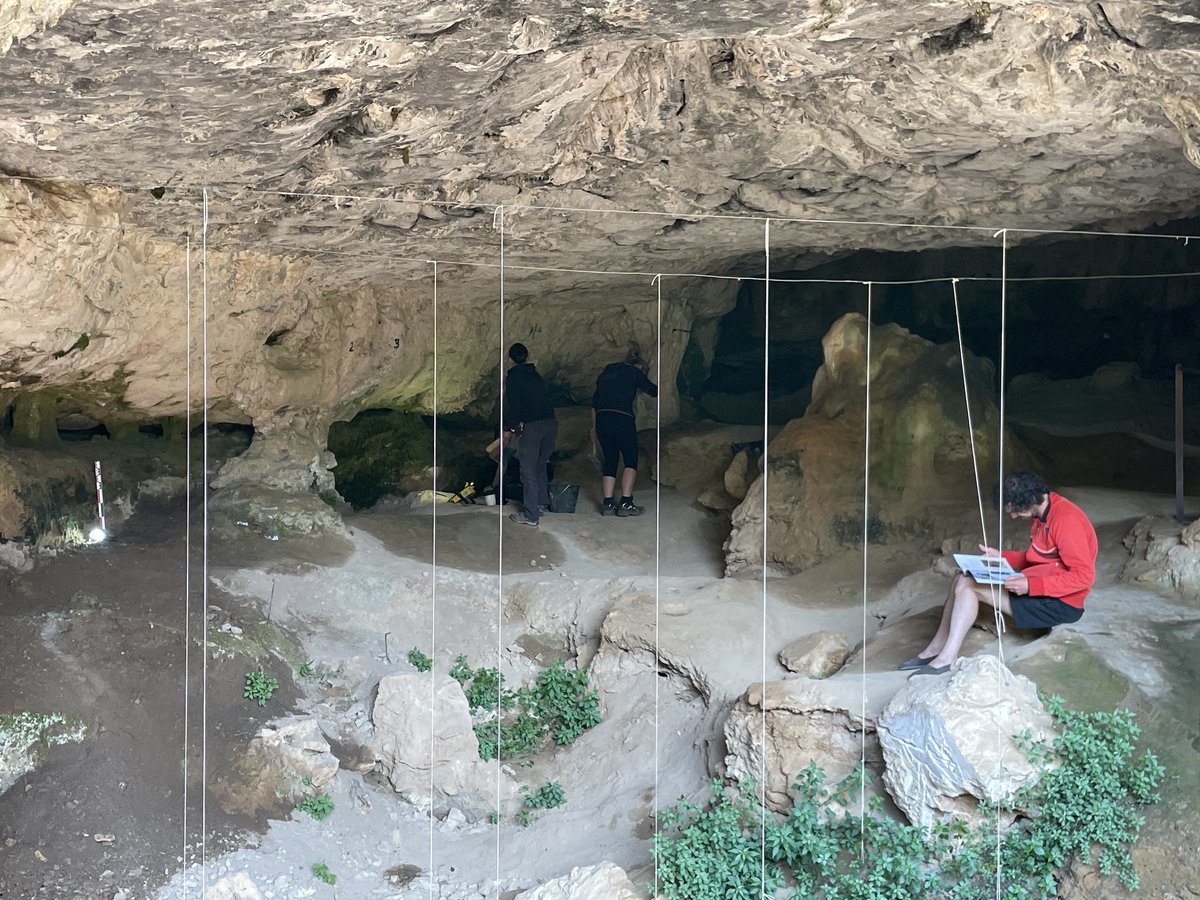 MPrehistoire's tweet photo. Petit brin de toilette de la Baume Bonne !
Réaménagement du sentier vers la grotte en cours ...
La Baume Bonne est une référence de la Préhistoire provençale ! Elle est inscrite au titre des Monuments historiques depuis
1992.
#grotte #nettoyage #cepam #MonumentHistorique https://t.co/uC94GbDPKy