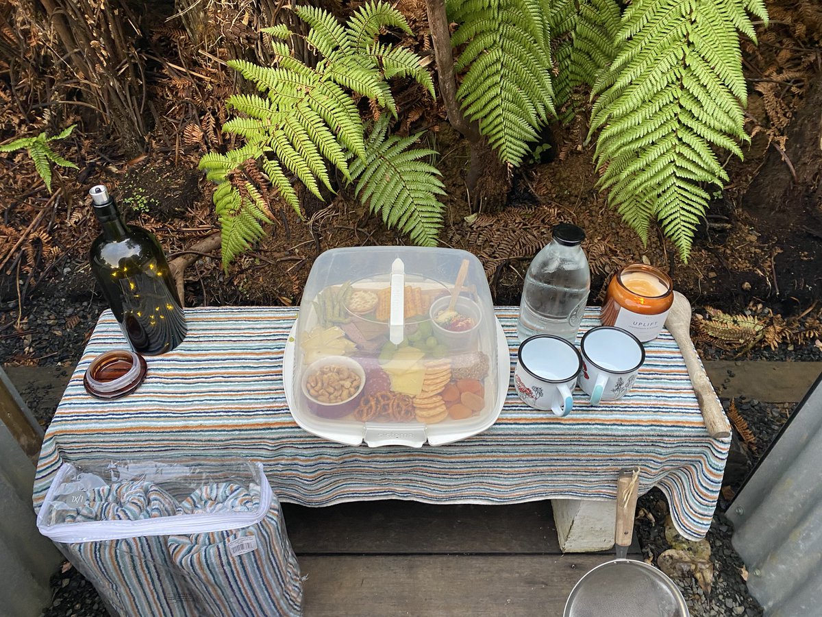 Amonish's tweet photo. Mon night treats with my mama #Wharekauri #Rēkohu @TePitoOTeAo #BushBath #MāoriShedParty https://t.co/8clDhCdalv
