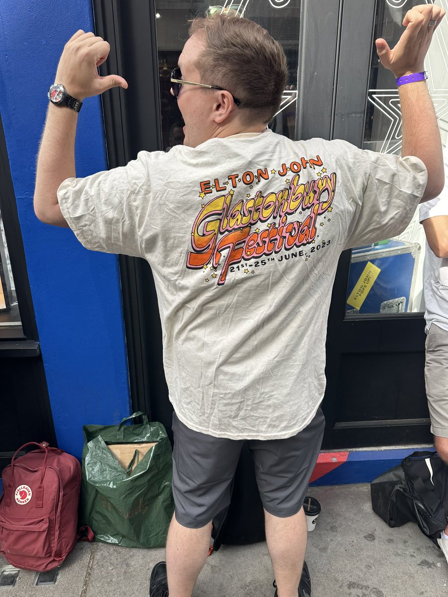 PerryPresents_'s tweet photo. Just waiting in line to buy an exclusive 1 of 100 signed Sir Elton John Diamonds Pyramid Limited Edition Coloured Vinyl at his pop up Eyewear shop! I was number 4 in line and I couldn’t be happier to be here! #Glastonbury 

🔼❤️ #InnerElton #EltonJohn https://t.co/OtLL2opHoU