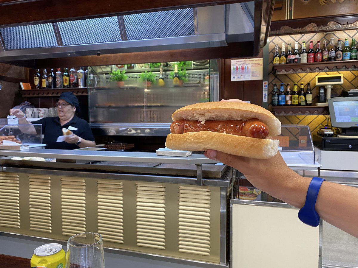 DiarideBadalona's tweet photo. 🔴 Tornen a obrir els Frankfurts Vallès després d'estar tancats gairebé un mes per problemes amb el subministrament.

Ens expliquen que han aprofitat per millorar diversos productes, entre ells les cerveles i les salsitxes del país.
#Badalona https://t.co/yBKC9Vtfru