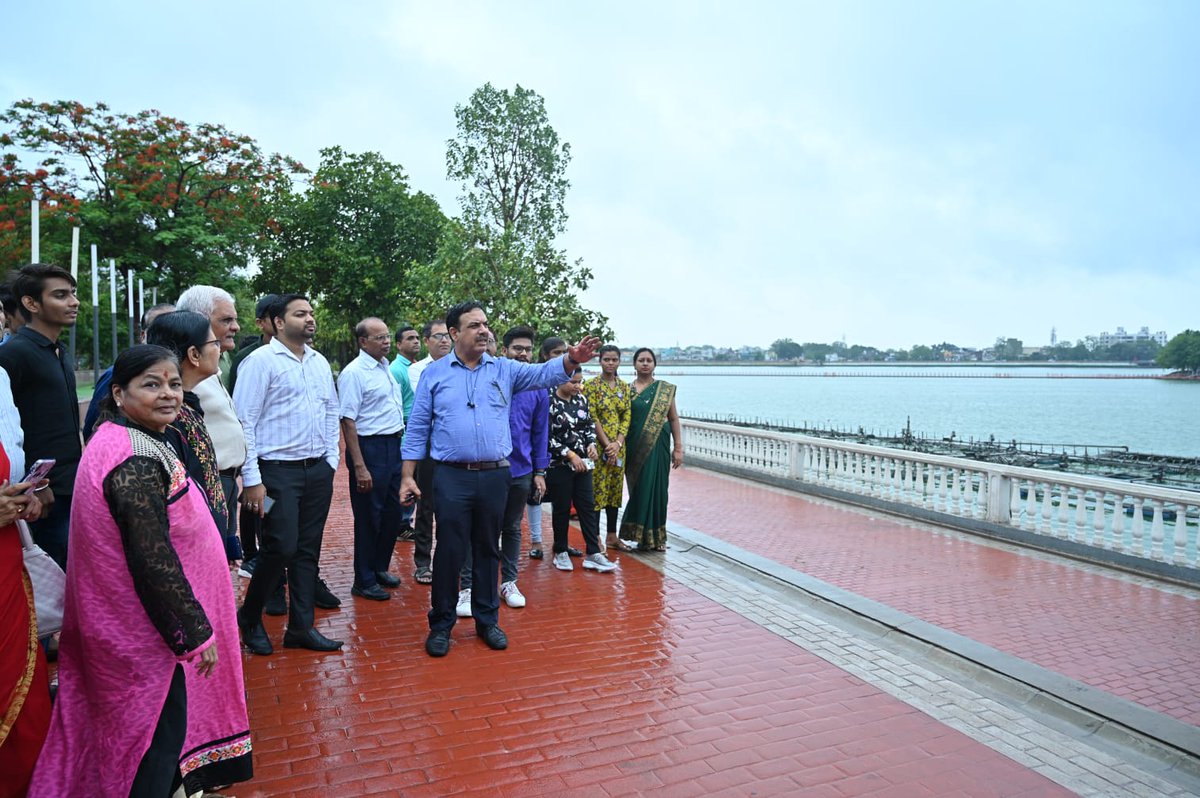 RaipurSmartCity's tweet photo. "मोर रायपुर दर्शन" के दौरान रायपुरियंस पहुंचे विवेकानंद सरोवर बूढ़ातालाब ...
#8Years #SmartCity #AmritUtsav #iloveraipur #MorRaipur #SmartCityRaipur #Chhattisgarh https://t.co/LyW0Xo1Y13