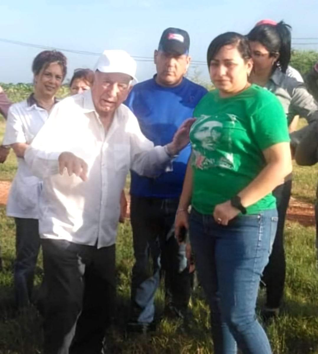 lavozinfo2023's tweet photo. Emotiva y feliz tarde pasó #SuselyMorfa con uno de los últimos dinosaurios de Cuba 😊... Machadito le explicó cómo sembrar moringa https://t.co/o4Ht3r5fGg