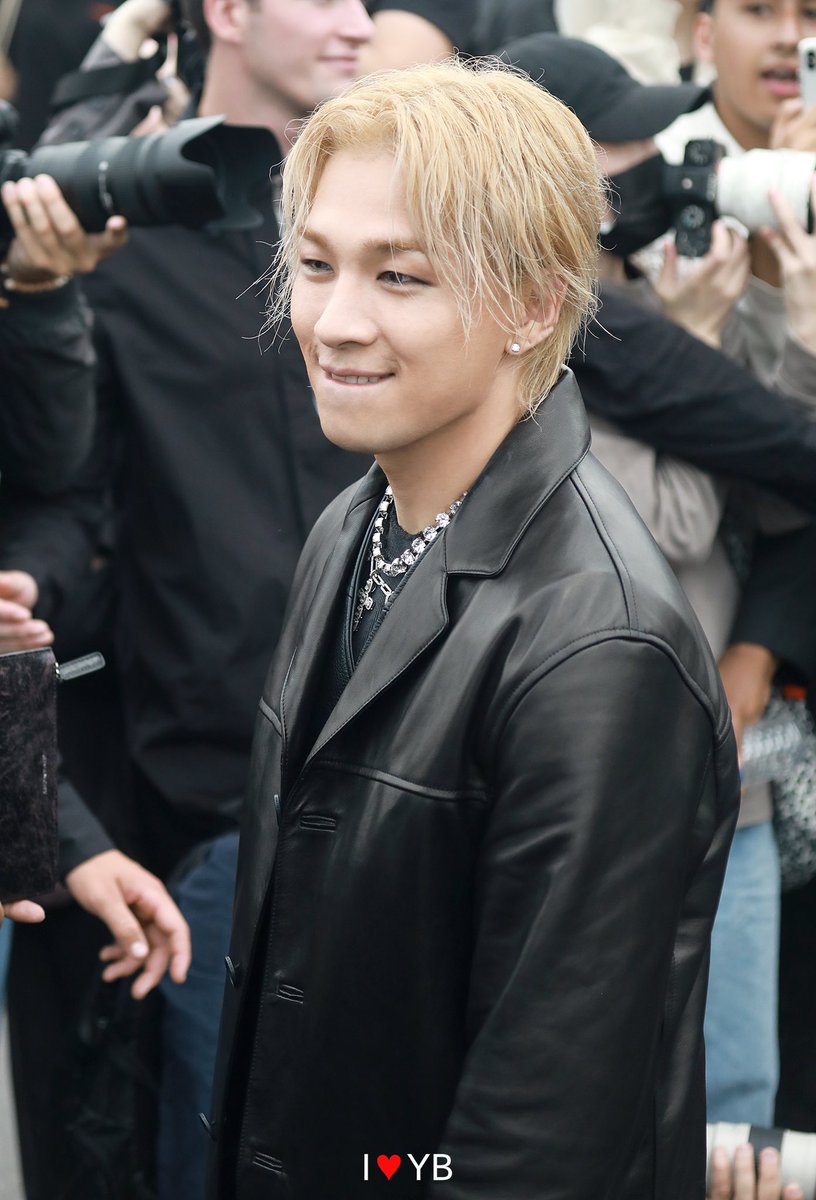 URTHESUN's tweet photo. 230622 태양 | PFW 24SS GIVENCHY

파리를 밝히는 얼굴🫠💛
TAEYANG FOR GIVENCHY 

@Realtaeyang @givenchy 
#TAEYANGxGIVENCHYSS24
#태양 #TAEYANG https://t.co/KPX33RPvv6