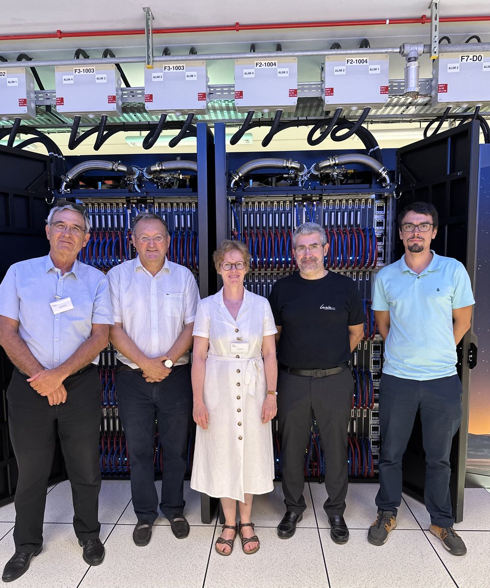 inria_sophia's tweet photo. 📢#20ansAntenneInria_UMontpellier
Michel Robert directeur du Centre informatique national de l’enseignement supérieur @CINES_FRANCE présente à l'équipe d'@Inria, Bruno Sportisse, Maureen Clerc &amp; Gérard Giraudon, Adastra, un des supercalculateurs les plus puissants d'Europe https://t.co/ccLOfsikAb