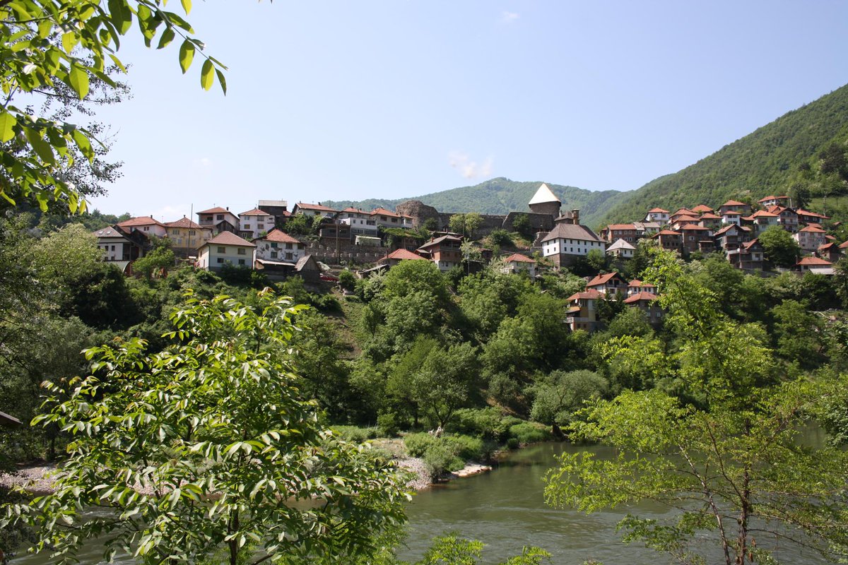 BosnianHistory's tweet photo. Stepping into #Vranduk is like stepping back in time. Surrounded by ancient stone walls, it's a place where history whispers from every corner. Discover a hidden gem where time stands still, perfect for soulful reflection. https://t.co/qAQbQsZgLO