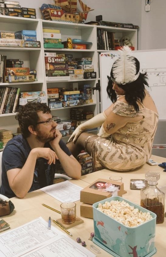 encuentromurcia's tweet photo. Espectacular puesta en escena de @Leahryde en "El Sótano de Jack", una partida para La Llamada de Cthulhu de @EdgeStudioEs ambientada en los locos años 20. 🍸💋🎷
#encuentroaleatorio #murcia #rol #juegosderol #lallamadadecthulhu #ttrpg #roldemesa #rolenvivo https://t.co/ciDhJZFXFJ