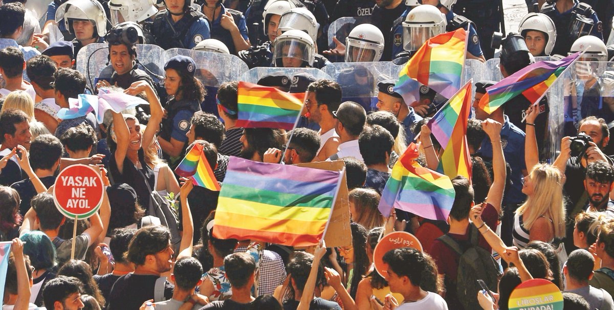 İstanbul Valisi  Davut Gül:

"Aile kurumunu zayıflatacak hiç bir etkinliğe müsade etmeyeceğiz. Propaganda yapmak maksadıyla eylem yapan 113 kişi gözaltına  alındı."