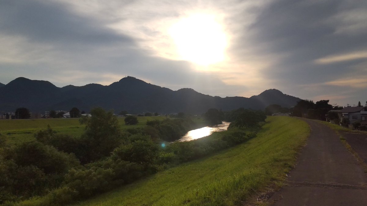Reycabik1's tweet photo. 今週は花火で有名な秋田の大仙市ってとこに来た！🎆　すぐ東京に行ってまた戻んないと…会社の駒だな🤣

大変そうだからこれやるって先輩から渡されたのが…これ…任天堂DS?🤔
なぜ？ https://t.co/8WiCLMx1WR