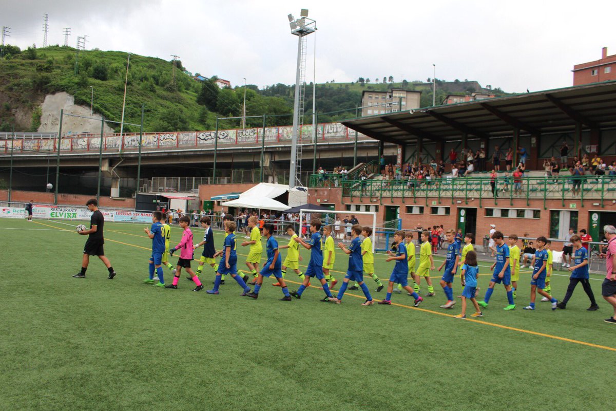 RomoFCoficial's tweet photo. 🏆 TXAPELKETA / TORNEO 🏆

📸 Galería de imágenes de la final que el Romo 2011 disputó ayer en el Memorial #TxusPereda ante el @JuventudSanse. 

🥇 Zorionak por el esfuerzo de todo el torneo‼️ 

👏🏻 Gracias a Edu M. por las fotos.

#Romo #Cantera #GetxoKirolak https://t.co/yfxmZkp801