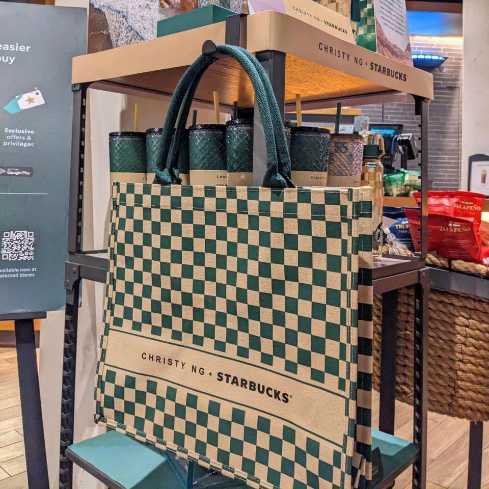 DaddyKebenaran's tweet photo. Rasmi harini di semua cawangan Starbucks!! Utk org kaya sahaja. 

Padu punya koleksi ni. Beg travel dengan tikar pun ada selain tumbler

Tengokla weh harga dia 👉 https://t.co/w3B6qLs0UH 😱 https://t.co/bH0psXbq5g