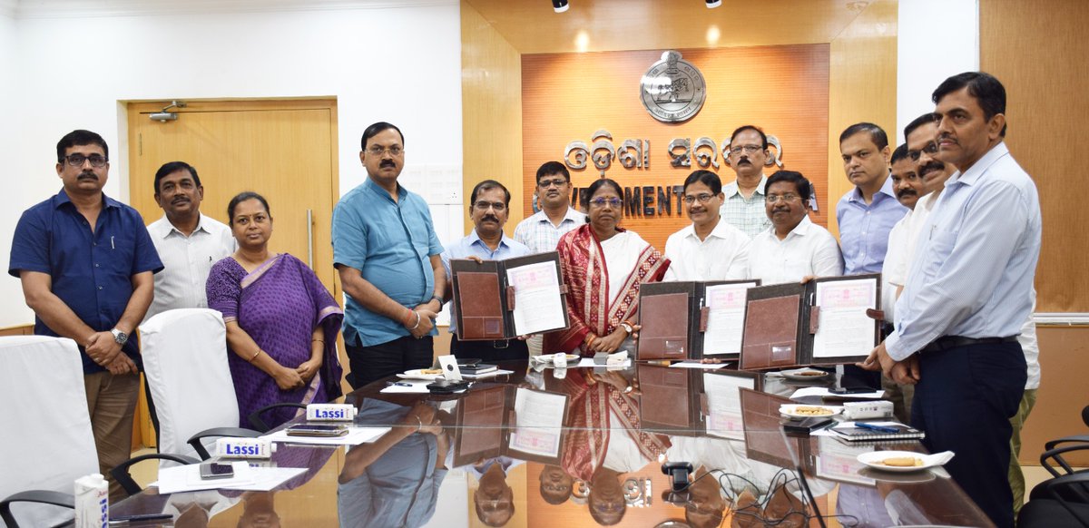 osdmaodisha's tweet image. All Govt officials (Group D to A) will be trained on #DisasterManagement as per the Council of Ministers' Resolution. In the presence of Hon’ble Minister, R&amp;amp;DM &amp;amp; Hon’ble Minister HE Dept an MoU was signed b/w OSDMA, #OSOU, and Higher Education on 26/6/23 to develop the