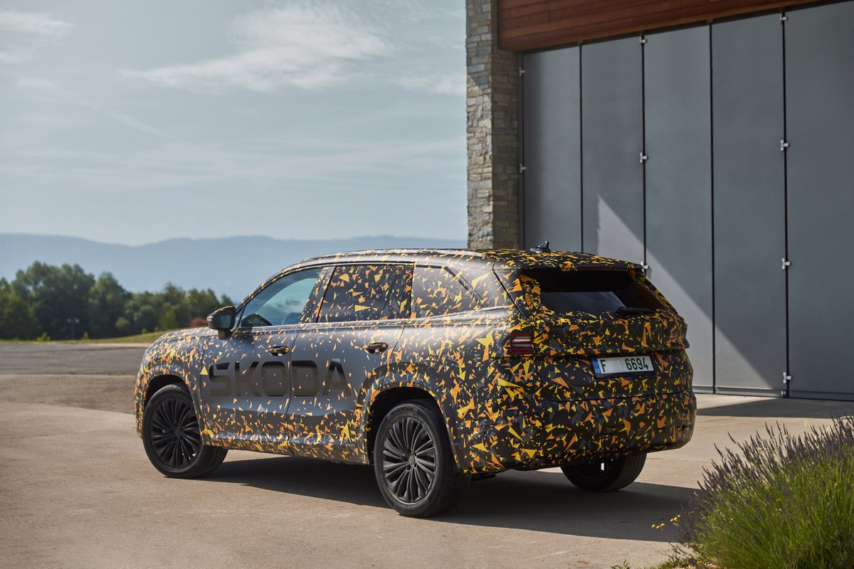 skodaautonews's tweet photo. The much-anticipated second-generation #SkodaKodiaq is nearly here! The all-new model boasts an expanded powertrain range, including a plug-in hybrid option, an updated design with a larger interior, and enhanced driver-assistance systems. 
Explore more in the press kit ➡️ https://t.co/Ru5utlZitL
