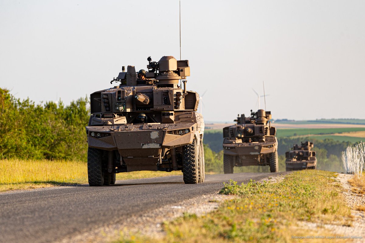 Chefdecorps1REC's tweet image. Le 25 juin, le #1REC renforcé de la #13DBLE, du #1REG, du #21RIMA et du #3RAMA a débuté sa rotation au @CENTACOfficiel, qui marque une nouvelle phase dans l’appropriation des Jaguars par le régiment et @armeedeterre 🐆

#CapaciTerre