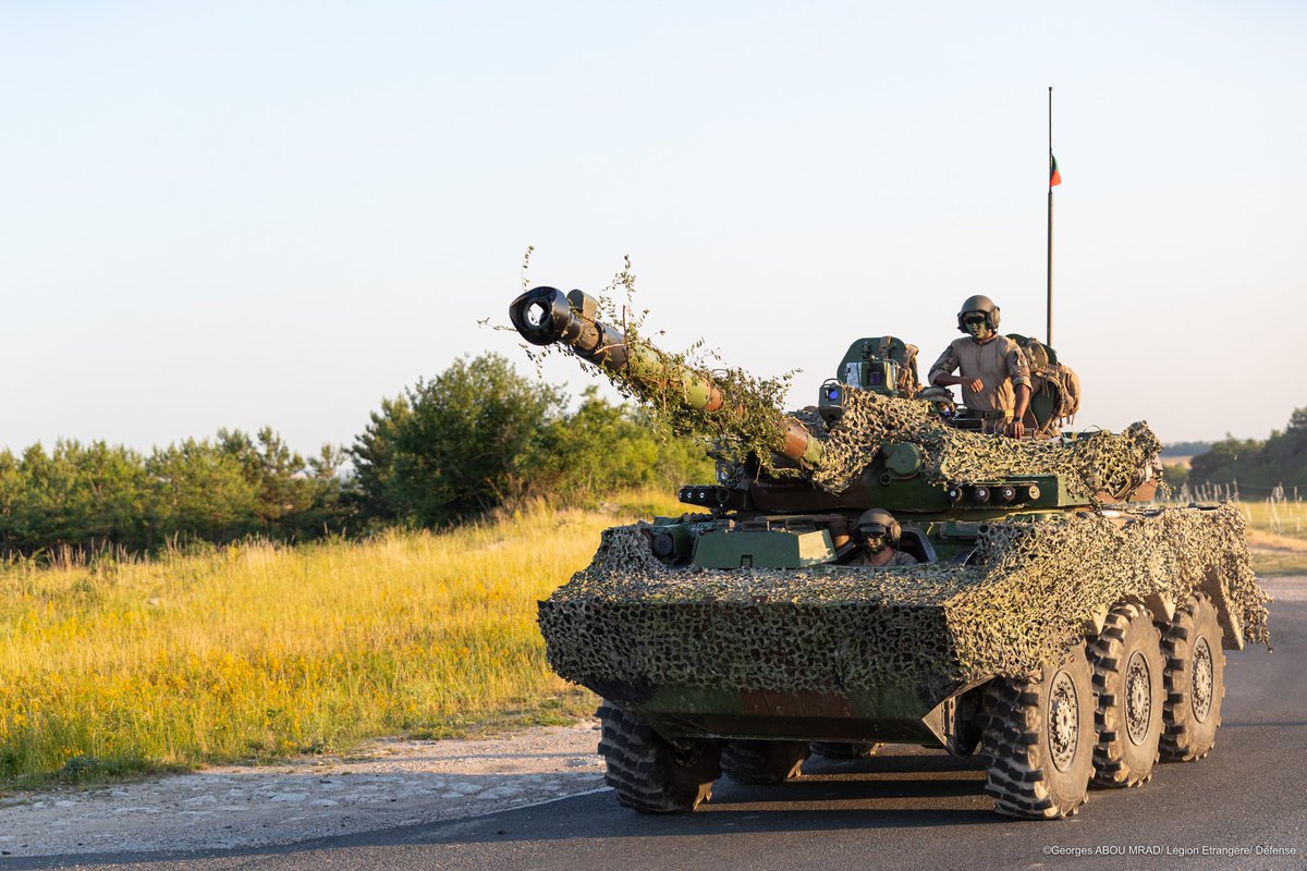 Chefdecorps1REC's tweet image. Le 25 juin, le #1REC renforcé de la #13DBLE, du #1REG, du #21RIMA et du #3RAMA a débuté sa rotation au @CENTACOfficiel, qui marque une nouvelle phase dans l’appropriation des Jaguars par le régiment et @armeedeterre 🐆

#CapaciTerre