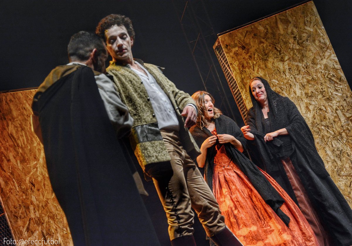 GranTeatro_Cc's tweet photo. 🎭Algunas de las imágenes que nos dejó anoche #LaMalcasada de @tumbalobosteatro con la que despedimos el #34clásicocáceres 🎭 
📸 @efeccfutbol 
#teatro #festivalesdeteatro #artesescénicas https://t.co/bcTNZq0sR0