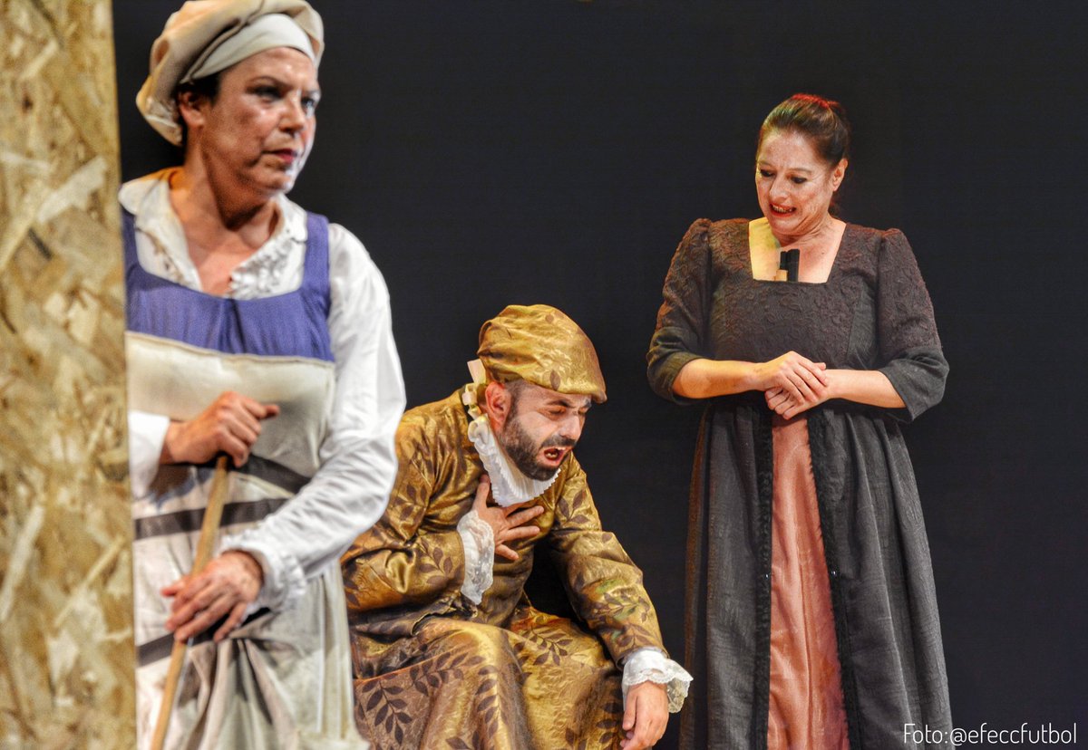 GranTeatro_Cc's tweet photo. 🎭Algunas de las imágenes que nos dejó anoche #LaMalcasada de @tumbalobosteatro con la que despedimos el #34clásicocáceres 🎭 
📸 @efeccfutbol 
#teatro #festivalesdeteatro #artesescénicas https://t.co/bcTNZq0sR0