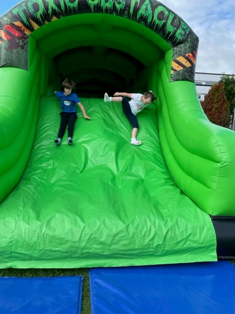 minishant_ps's tweet image. What a way to start the day!  Many thanks to our Parent Council for organising a School Fun Day.  Class 1 were first on the inflatable obstacle course.  More pics and fun to follow.....   #fundaymonday #bouncingintosummer