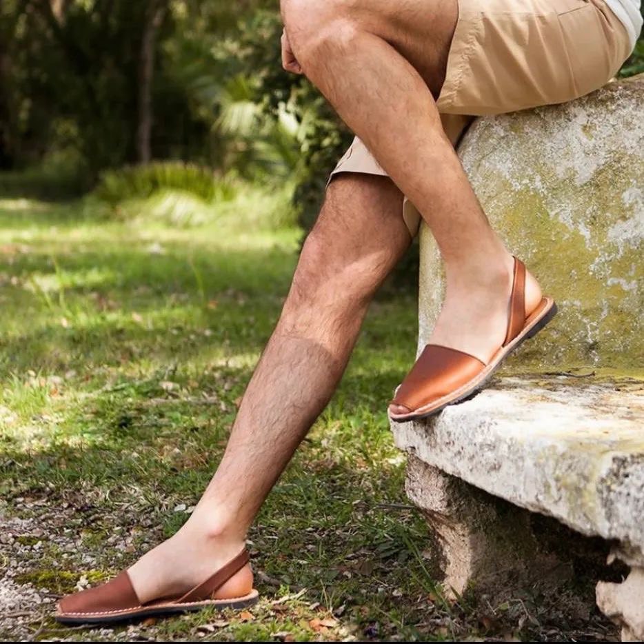 ZorianaStore's tweet photo. Gentlemen, update your summer shoes with our fashionable brown men's sandals. Perfect for beach walks or backyard barbecues with friends. Put on these stylish sandals for a casual summer vibe!🌞🕺🏻

#sandals #avarca #menorca #ocean #leather #handmade #womenfashion
#trendingsandals https://t.co/Bp3sCJRaw0