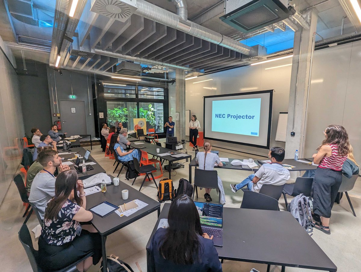 Snapshot from #HHAI workshops:  <a href="/centeiojorge/">Carolina Centeio Jorge</a> and Anna-Sophie Ulfert-Blank are discussing about multidisciplinary Perspectives on Human-AI Team Trus. More infos here: multittrust.github.io