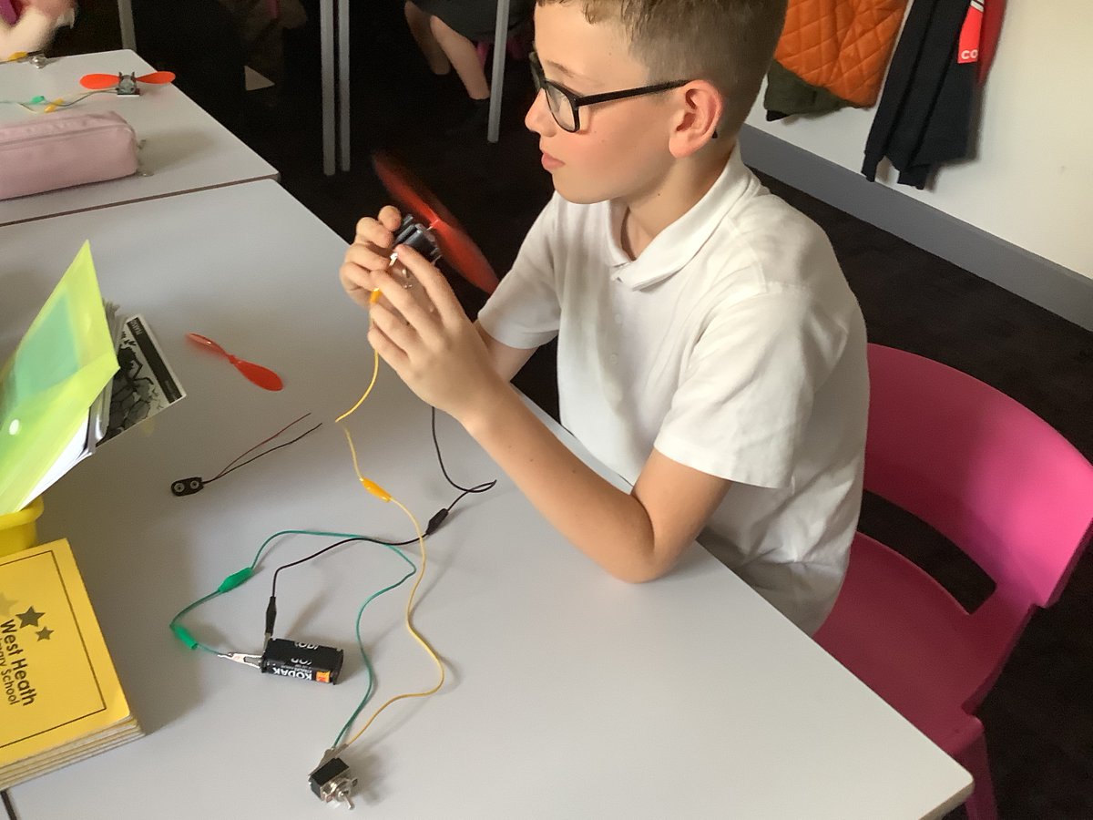 westheathprim's tweet photo. #WHPSClass13 have begun to make their fanboats! Combining their Science knowledge and DT skills, the children created a circuit to power a motor and included a toggle switch. Then they cut their foam ready to contruct their fanboat. #WHPSScience #WHPSDT https://t.co/57JrvV9LDP