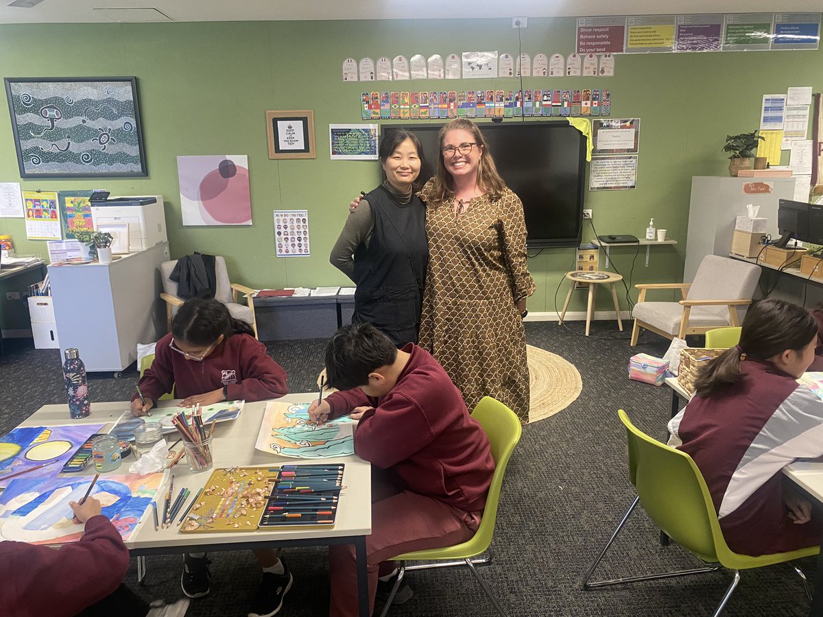 DP @JessicaMalu4 witnessed an inspiring art workshop today where HP&G students in the creative domain collaborated with a parent volunteer from the New Arrivals Program. They explored the theme 'A Wonderful World' & shared messages through translation software. #EALD #HPGE #art