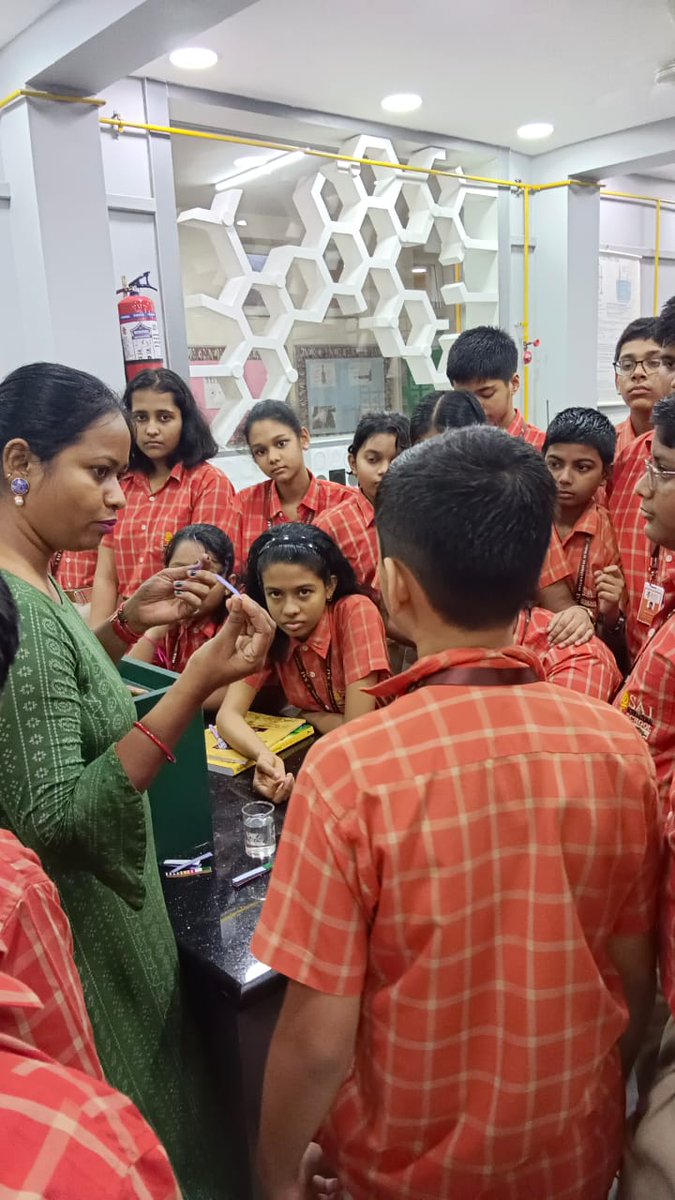 SAI_Edu_In's tweet photo. The  enthusiastic SAIoneers of Class 7 actively participated in the  Chemistry Lab, where they conducted a captivating experiment showcasing  the litmus test and pH indicators for acids and bases. 
#LabActivities #HandsOnLearning #ExperimentsAndMore #ObserveAndUnderstand https://t.co/sw44VoqWq8