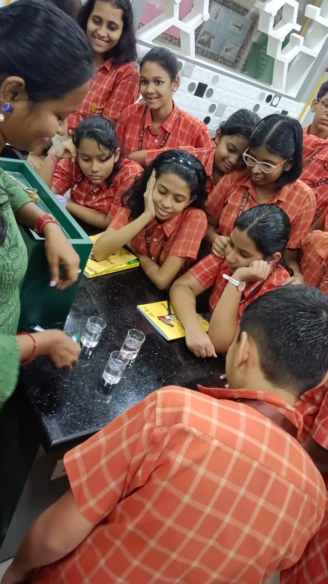 SAI_Edu_In's tweet photo. The  enthusiastic SAIoneers of Class 7 actively participated in the  Chemistry Lab, where they conducted a captivating experiment showcasing  the litmus test and pH indicators for acids and bases. 
#LabActivities #HandsOnLearning #ExperimentsAndMore #ObserveAndUnderstand https://t.co/sw44VoqWq8