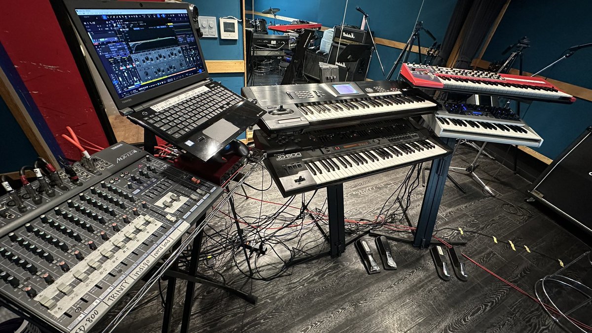 GayaR35's tweet photo. リハーサル
2023セット
#レトロ機材
ソフトシンセが優秀になる一方で、ハードシンセでしか得られないダイレクト感
#roland #korg #clavia #access #jd800 #trinity #nordlead3 #indigo2 #tetsuyakomurotk #globe #marcpanther
#globe10000DAYS #Rainbow_of_0701
#Myn_rainbow https://t.co/fkJTOcoyKj