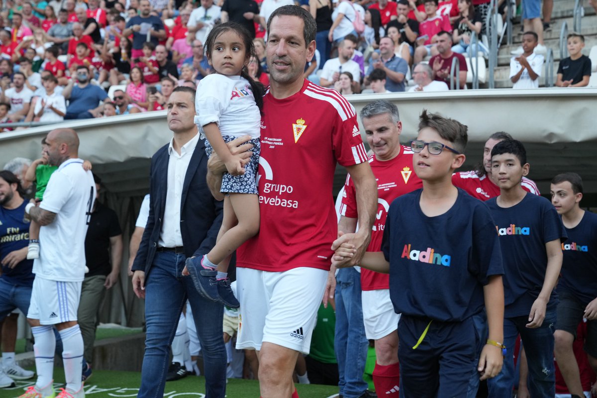 Inolvidable lo vivido el pasado jueves en el Enrique Roca, gracias a los jugadores de ambos equipos y a <a href="/FundAladina/">Fundación Aladina</a>  y <a href="/fneversurrender/">Fundación Never Surrender</a>  por acompañarnos en esa bonita tarde y luchar por los sueños de esos niños💚🧡