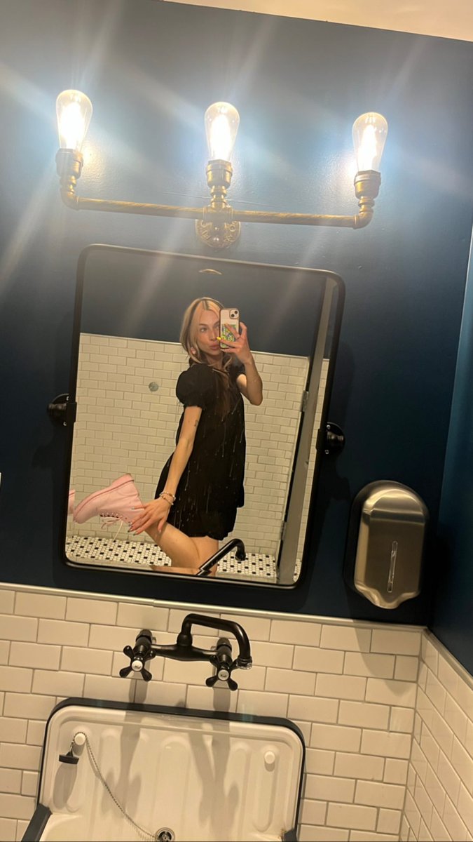 Squirt On Twitter Bathroom Selfies 