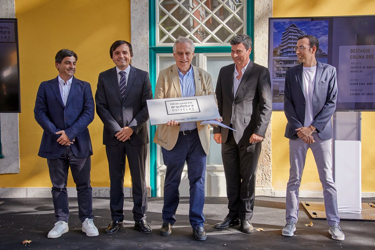 CMOdivelas's tweet photo. No dia 22 de junho foi entregue o Prémio Municipal de Arquitetura de Odivelas. O projeto de reabilitação unifamiliar “Casa no Largo D. Dinis” foi o vencedor da 8.ª edição, numa cerimónia realizada na Quinta do Espírito Santo.
Mais info: https://t.co/efRPTaYmjF
#Odivelas https://t.co/VBEkrwVCKo