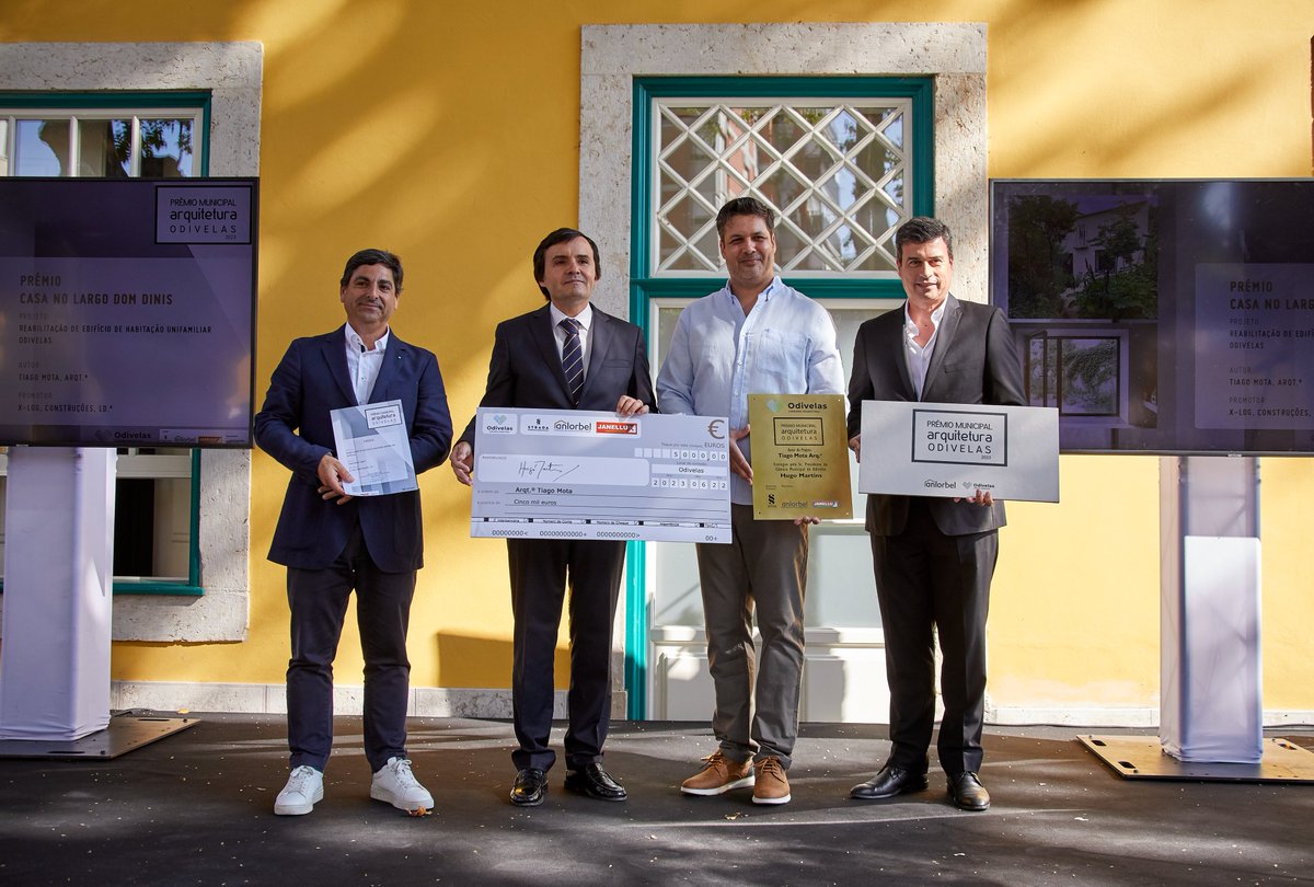 CMOdivelas's tweet photo. No dia 22 de junho foi entregue o Prémio Municipal de Arquitetura de Odivelas. O projeto de reabilitação unifamiliar “Casa no Largo D. Dinis” foi o vencedor da 8.ª edição, numa cerimónia realizada na Quinta do Espírito Santo.
Mais info: https://t.co/efRPTaYmjF
#Odivelas https://t.co/VBEkrwVCKo