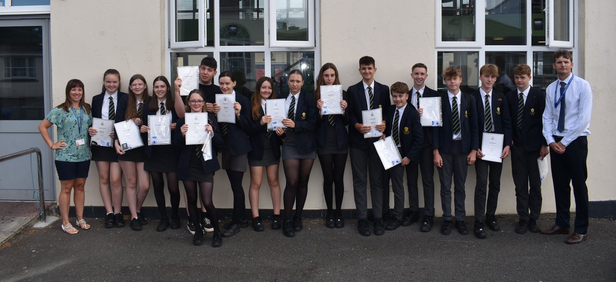 Massive congratulations to our year 10 and year 11 students who collected their Silver awards last week #silverdofe #ontogold #restlessexcellence #betterneverstops @PlymstockS