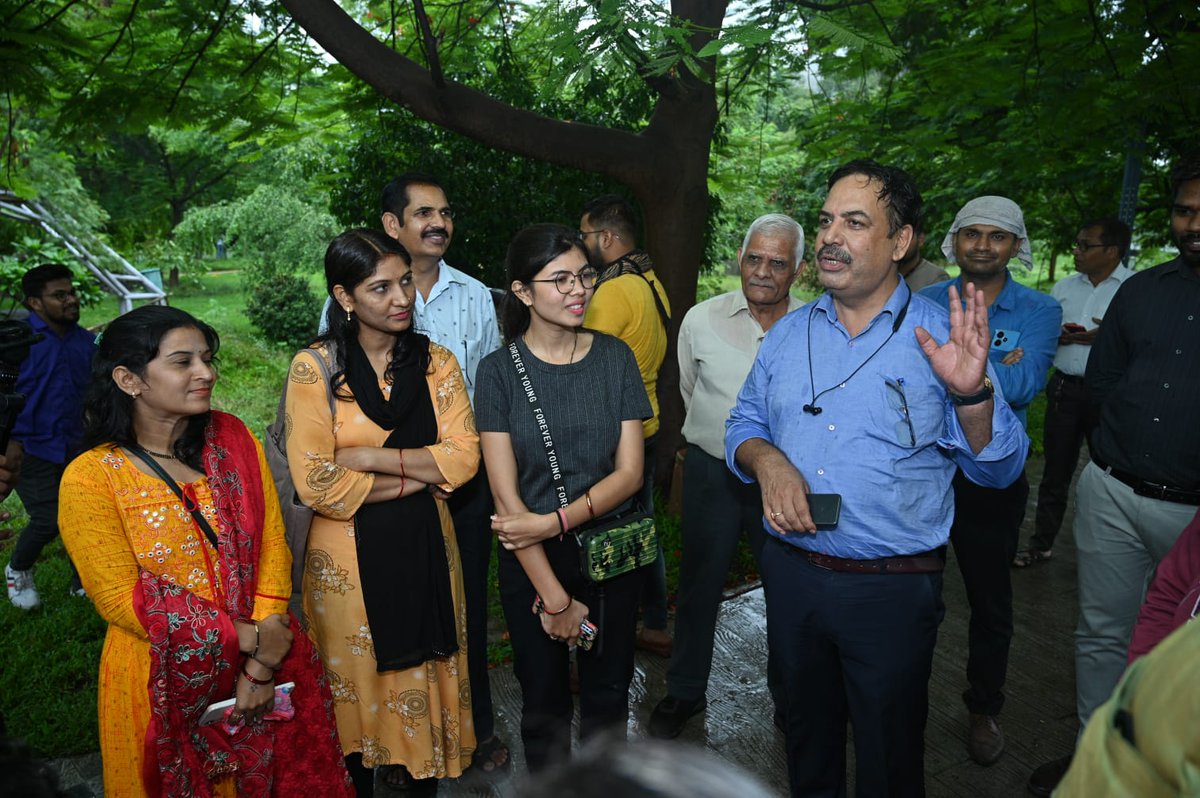 RaipurSmartCity's tweet photo. "मोर रायपुर दर्शन" के दौरान रायपुरियंस पहुंचे प्रतियोगी परीक्षाओं में जुटे युवाओं के लिए बने नालंदा परिसर।
@SmartCities_HUA
@MoHUA_India
@Secretary_MoHUA
@RaipurDistrict
@AijazDhebar
@MayankXI
#8Years #SmartCity #AmritUtsav #iloveraipur #SmartCityRaipur https://t.co/RqtkmqTI9q