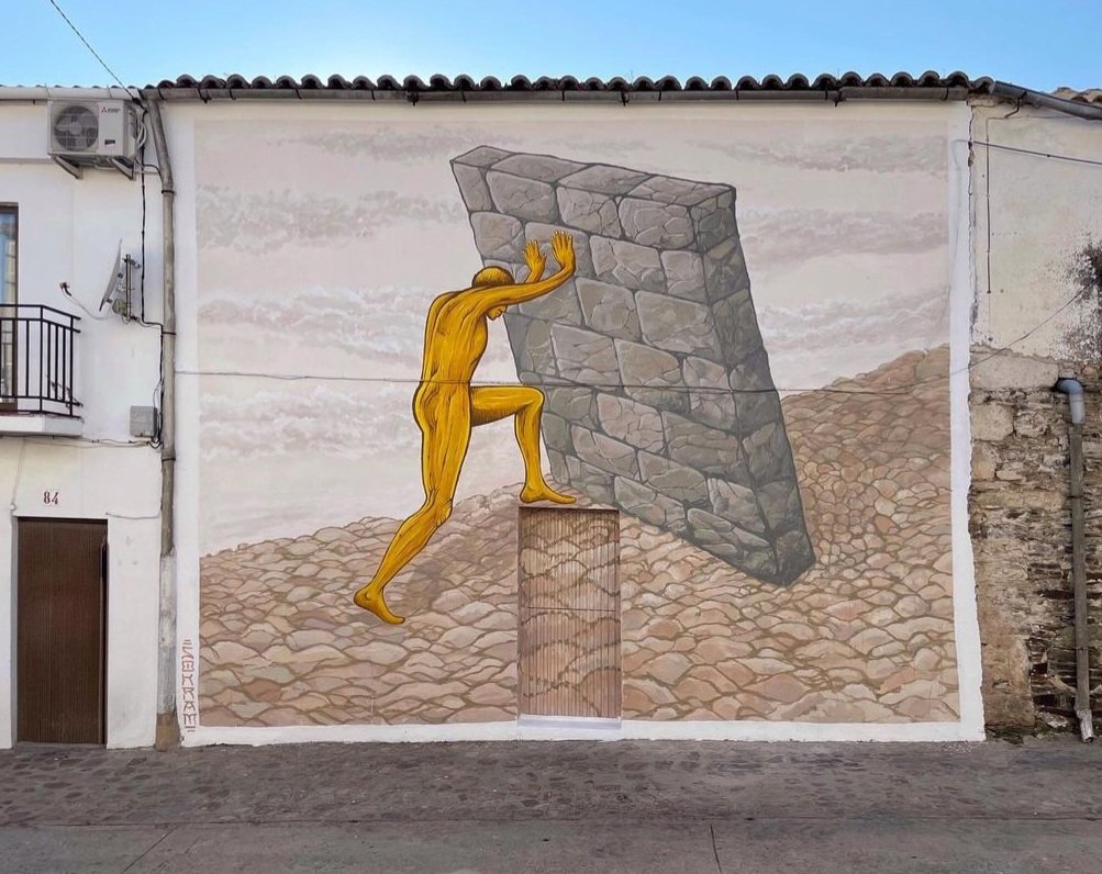 'Los muros absurdos' by Spanish Sokram for Muro Crítico in Zarza de Granadilla, Spain (2023) #sokram #murocritico #zarzadegranadilla #streetart #lamolinastreetart 📷 via Festival mysl.nl/mNZh