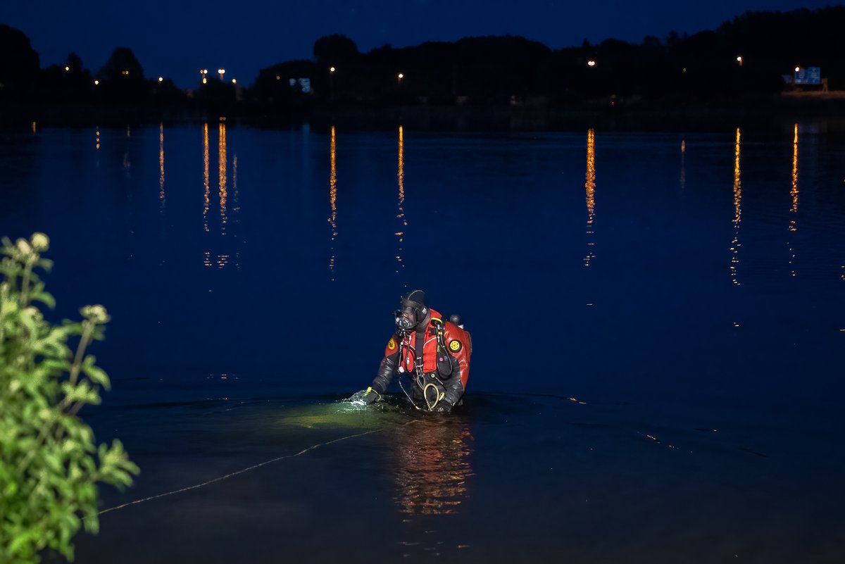Reality_Photo's tweet photo. Na een zoekactie hebben duikers van de brandweer gisteravond een 21-jarige man uit het water van de Zuiderplas in Den Bosch gehaald.

Hierna is hij gereanimeerd en in kritieke toestand naar het Radboudumc in Nijmegen gebracht. https://t.co/vPzn8XsEjU